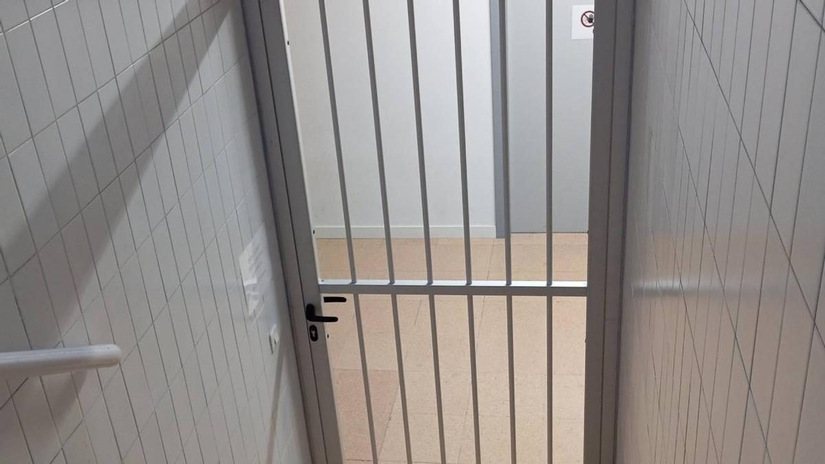 Puerta con barrotes metálicos y llave instalada en una de las vías de evacuación.