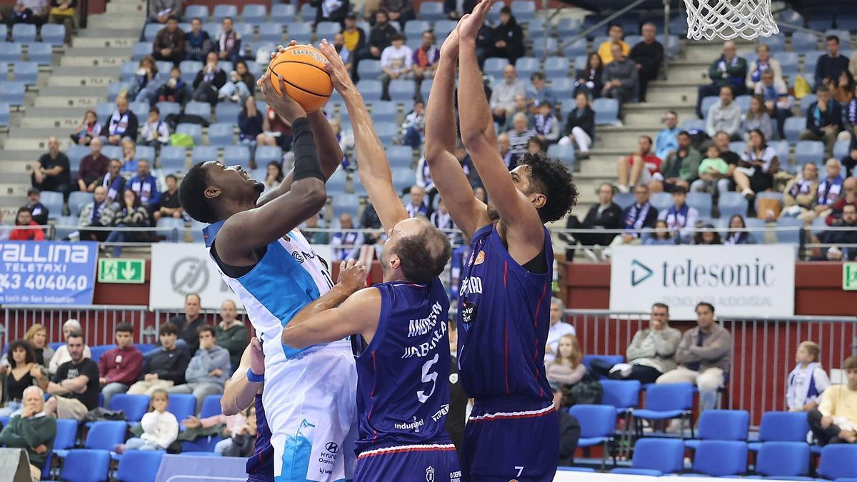 Imagen del partido entre el Inveready Gipuzkoa Basket y el Obradoiro.