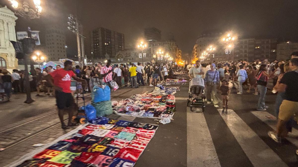 Imagen de manteros en el puente de El Arenal
