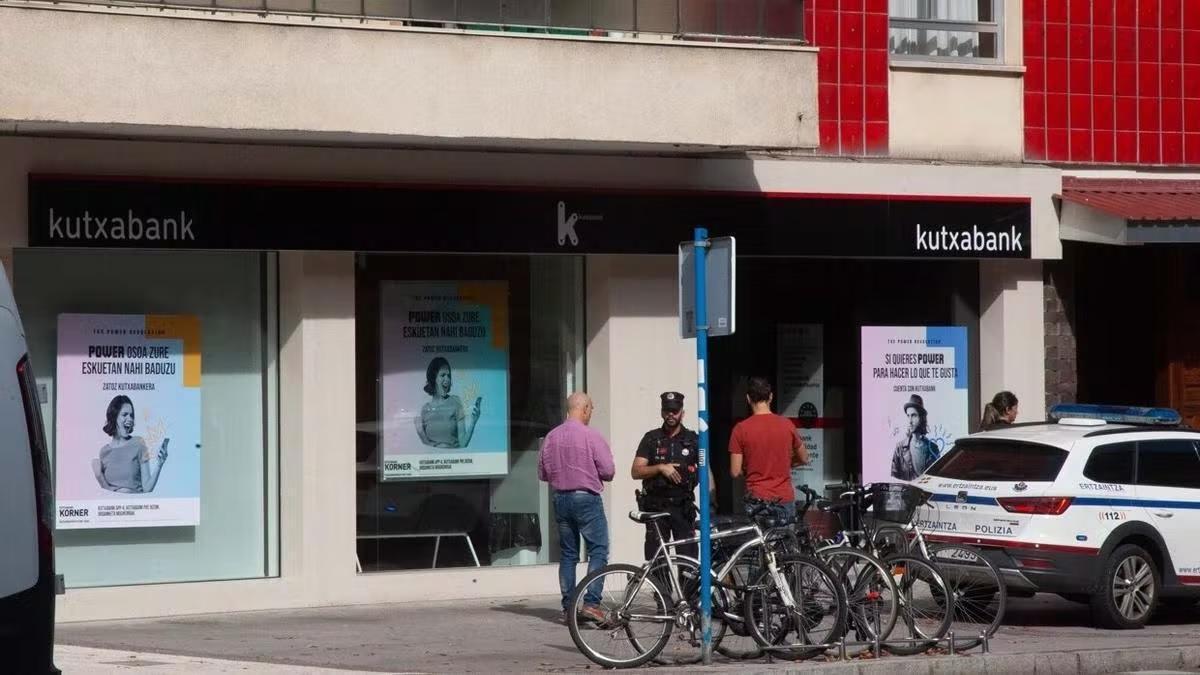 Agentes en el exterior de la oficina asaltada