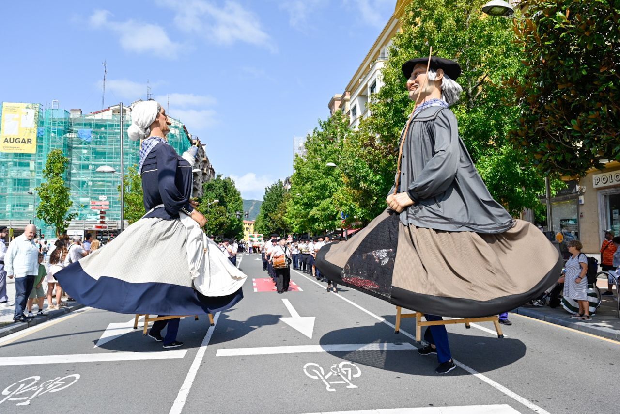 Gran ambiente en el desfile de la Euskal Jira de Irun