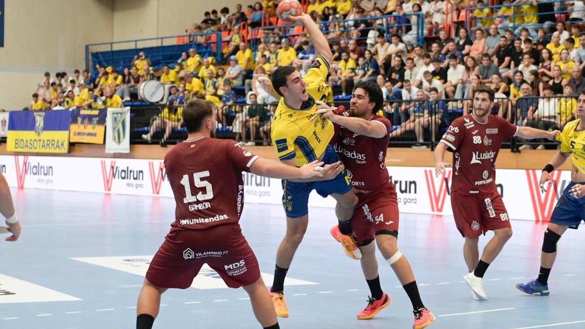 El jugador del Irudek Bidasoa Irun Julen Mujika, durante el partido de ida de la eliminatoria de la EHF European League contra el ABC de Braga en Artaleku