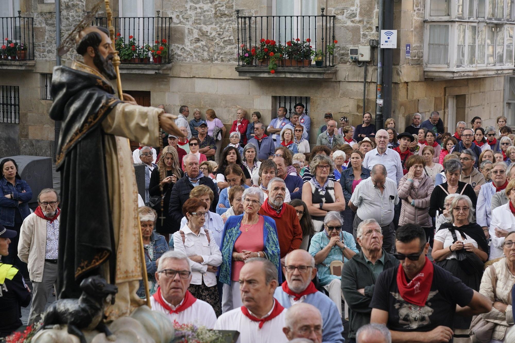 En imágenes: Miles de vitorianos acompañan a la Virgen Blanca en el Rosario de la Aurora