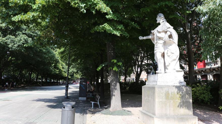 El traslado de las estatuas del paseo Saraste, en marcha, tras la adjudicación de las obras