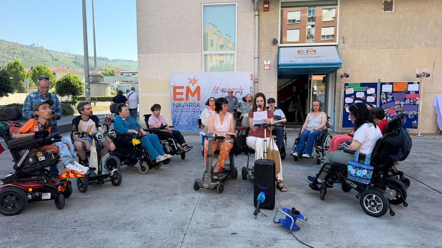 La Asociación de Esclerosis Múltiple de Navarras toma la calle en Ansoáin para mostrar que la autonomía no se regala, se trabaja