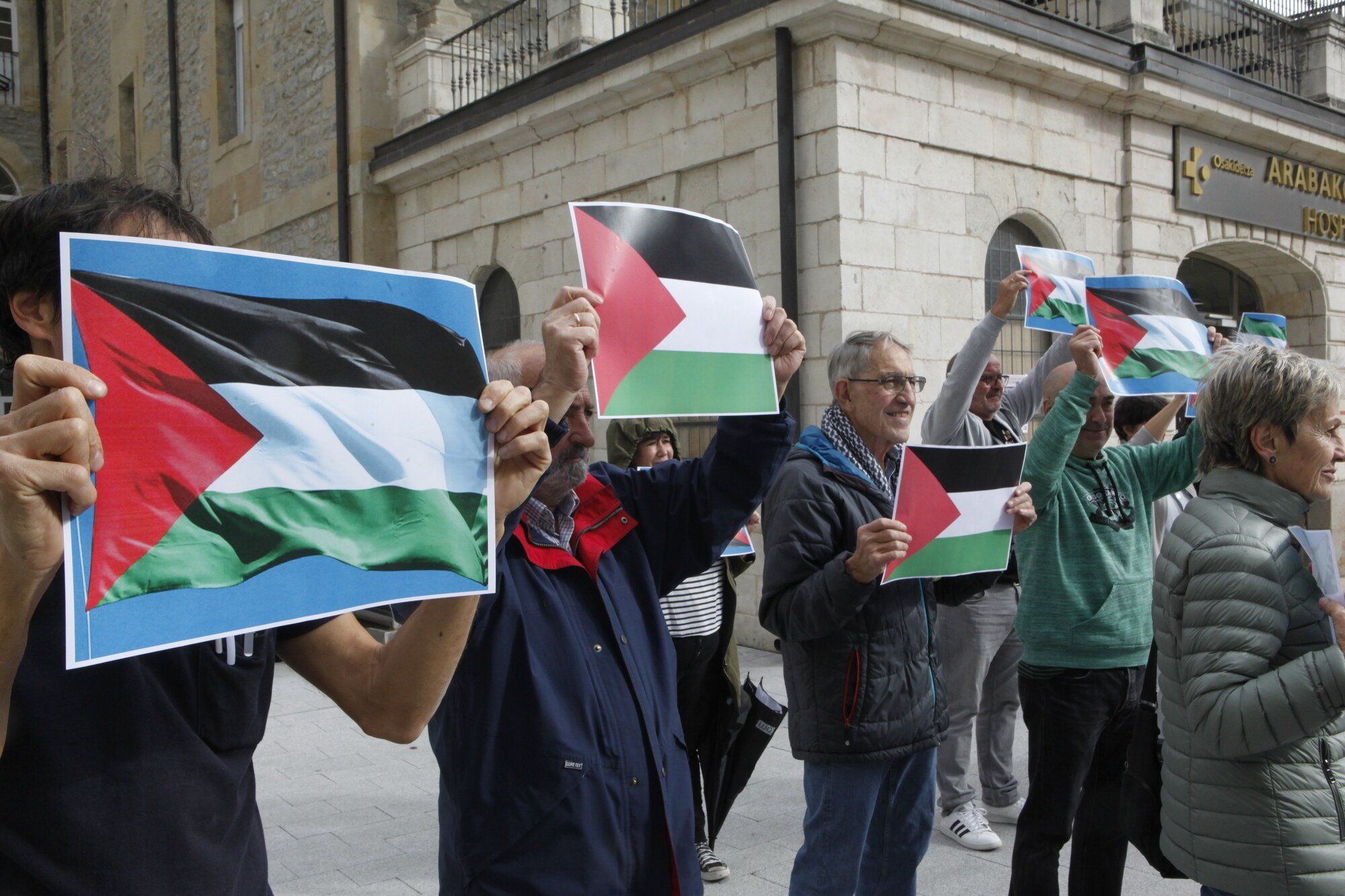 En imágenes: Trabajadoras de Osakidetza en Vitoria muestran su apoyo a Palestina