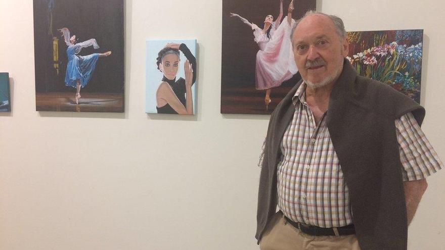 Irureta posa con algunas de sus obras en las que ha retratado a la bailarina Lucía Lacarra.
