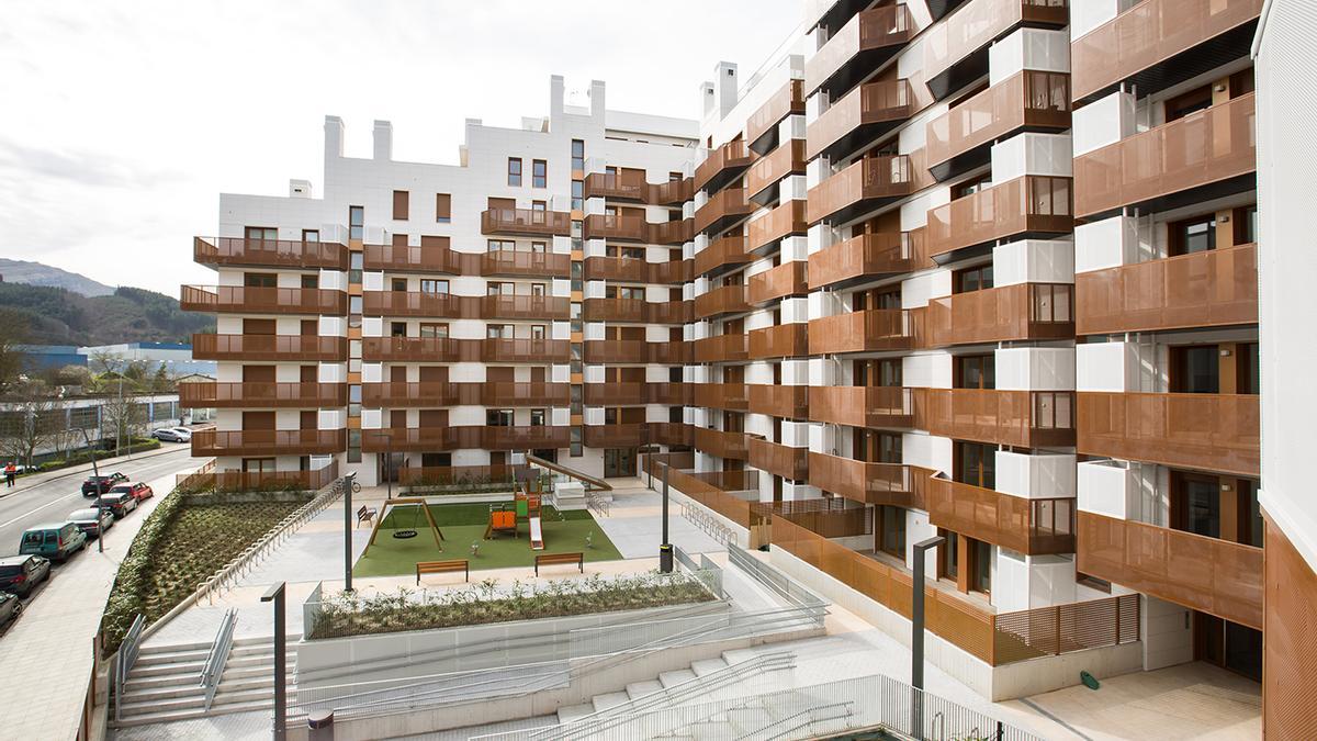 Vista de la fachada de la promoción San Andrés Homes, en Arrasate-Mondragón, ya terminada.