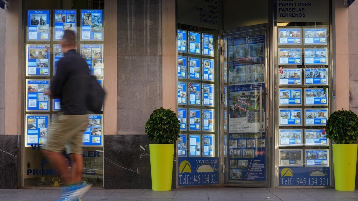 Ofertas publicadas en el escaparate de una inmobiliaria.