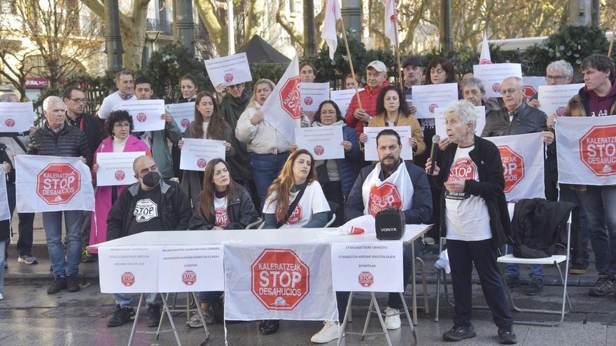 Stop Desahucios se concentrará este viernes frente a la sede de Caixabank en Donostia para impedir el desalojo de una familia de Errenteria