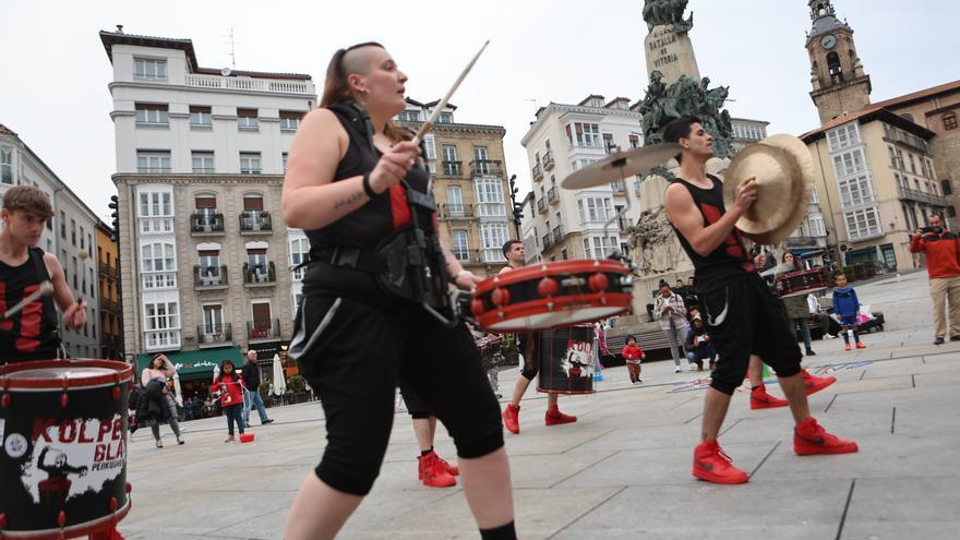 En imágenes: La batucada Kolpez Blai atraviesa el centro de Vitoria