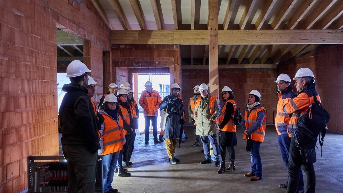 El consejero Aierdi visita las obras de construcción del nuevo Centro de Recursos Forestales en Irurtzun