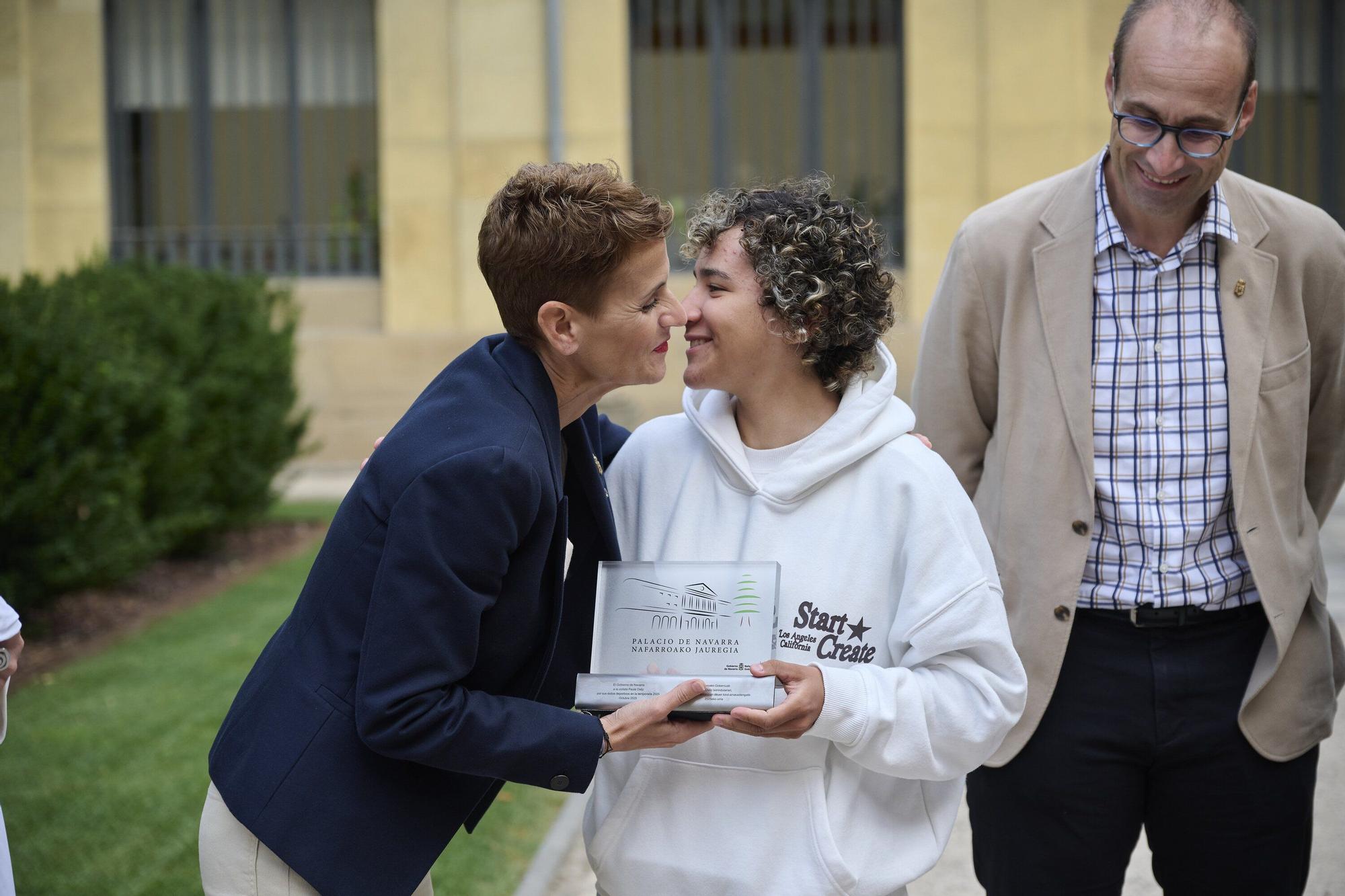 María Chivite recibe a Paula Ostiz en el Palacio de Navarra