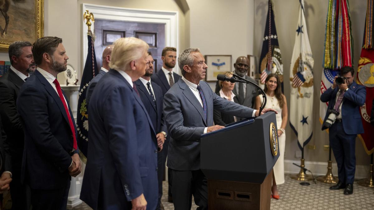 El secretario de Salud y Servicios Humanos, Robert Kennedy Jr., en el centro, junto a Trump, en la Sala Roosevelt de la Casa Blanca.