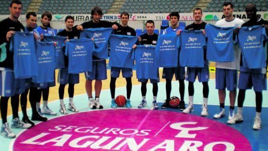 Los jugadores del GBC posan con la camiseta de la &#039;Marea Azul&#039;