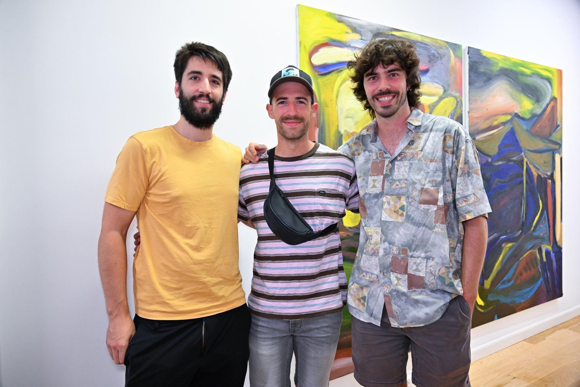 Gorka Elgezabal, Julen Rementeria y Mikel Rike disfrutaron con la exposición.