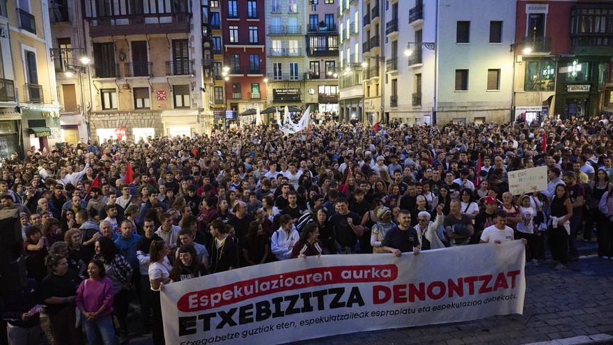 Multitudinaria marcha en Pamplona por el derecho a la vivienda y contra la especulación
