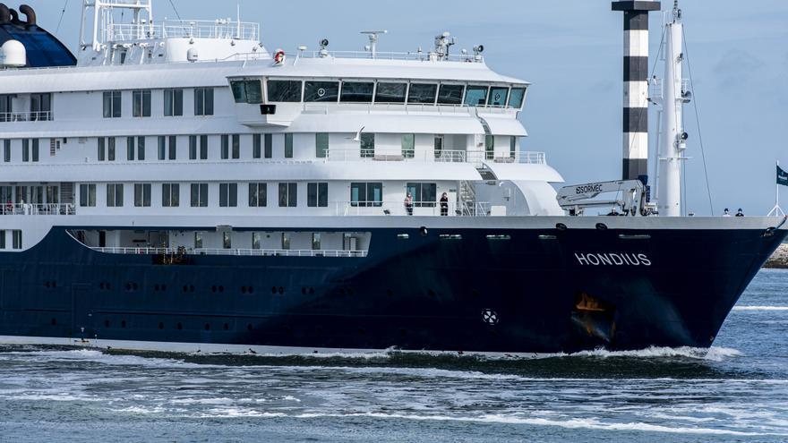 El 'MV Hondius' llega al puerto de Rotterdam, donde cumplirán cuarentena sus 27 ocupantes
