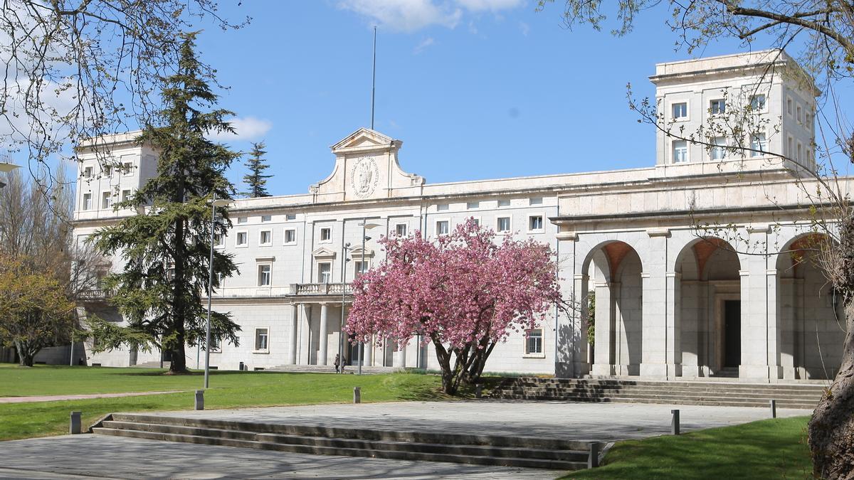 Vista del edificio Central de la Universidad de Navarra.