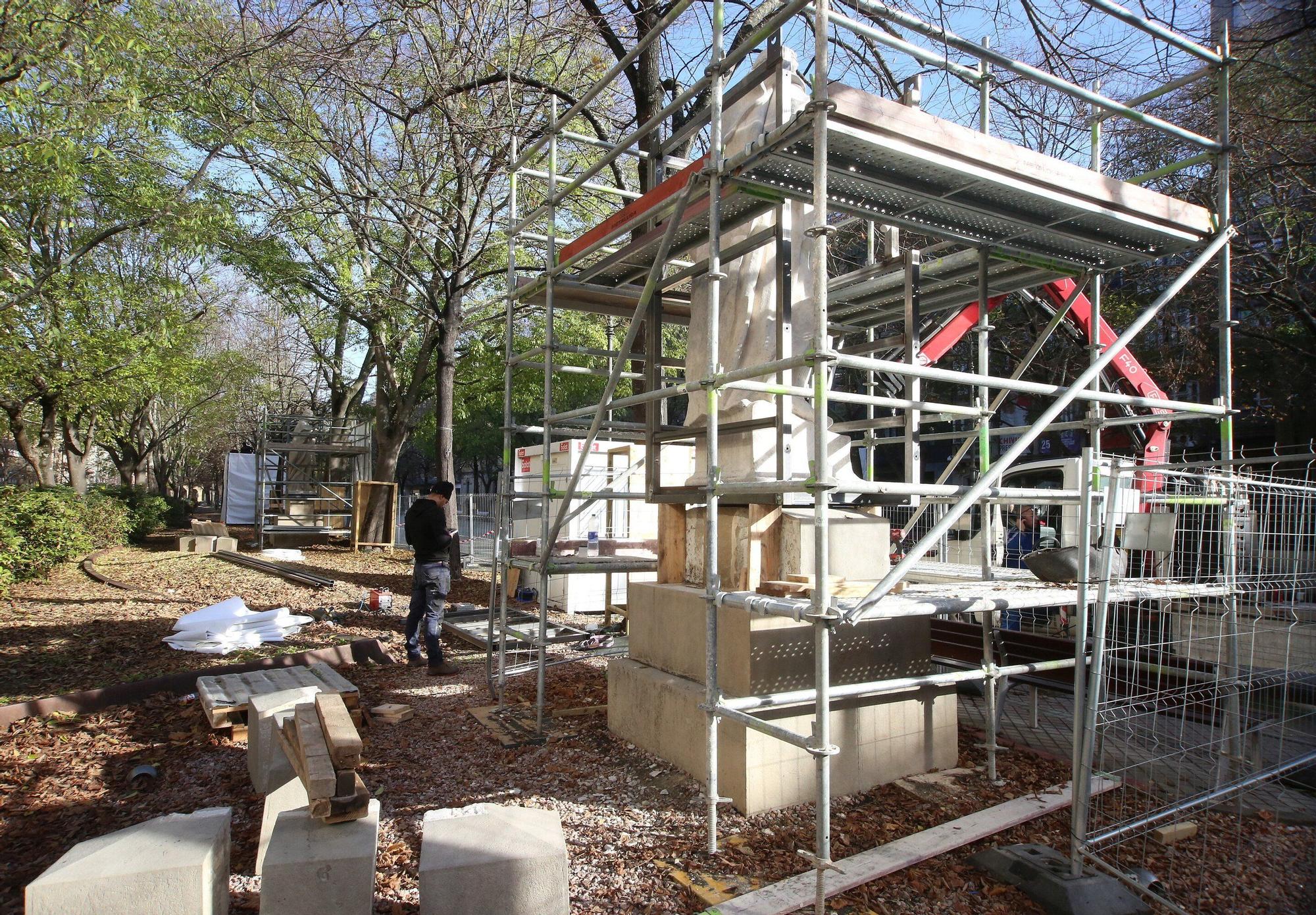 Preparativos para el traslado de las estatuas del Paseo Sarasate