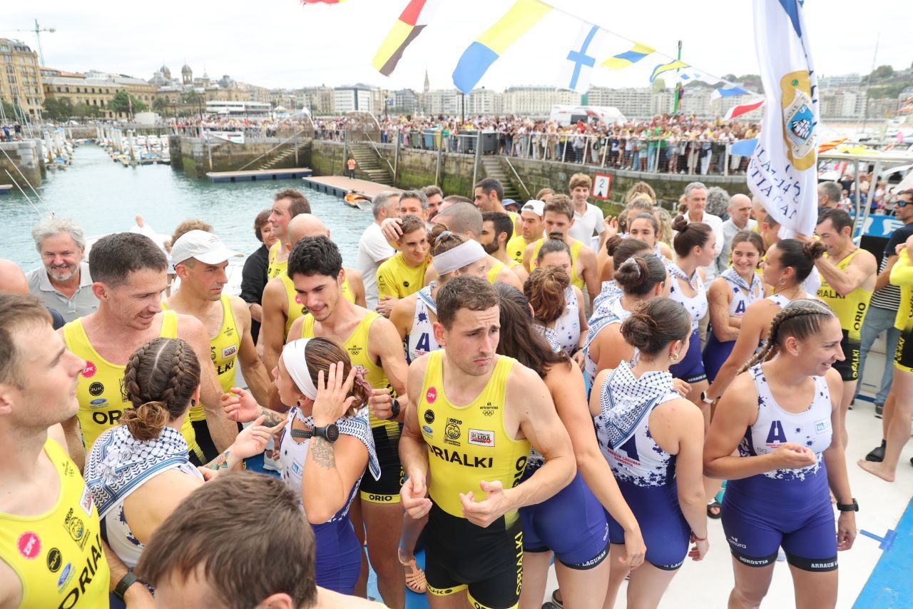 Donostia Arraun Lagunak y Orio celebran el triunfo en la Bandera de la Concha