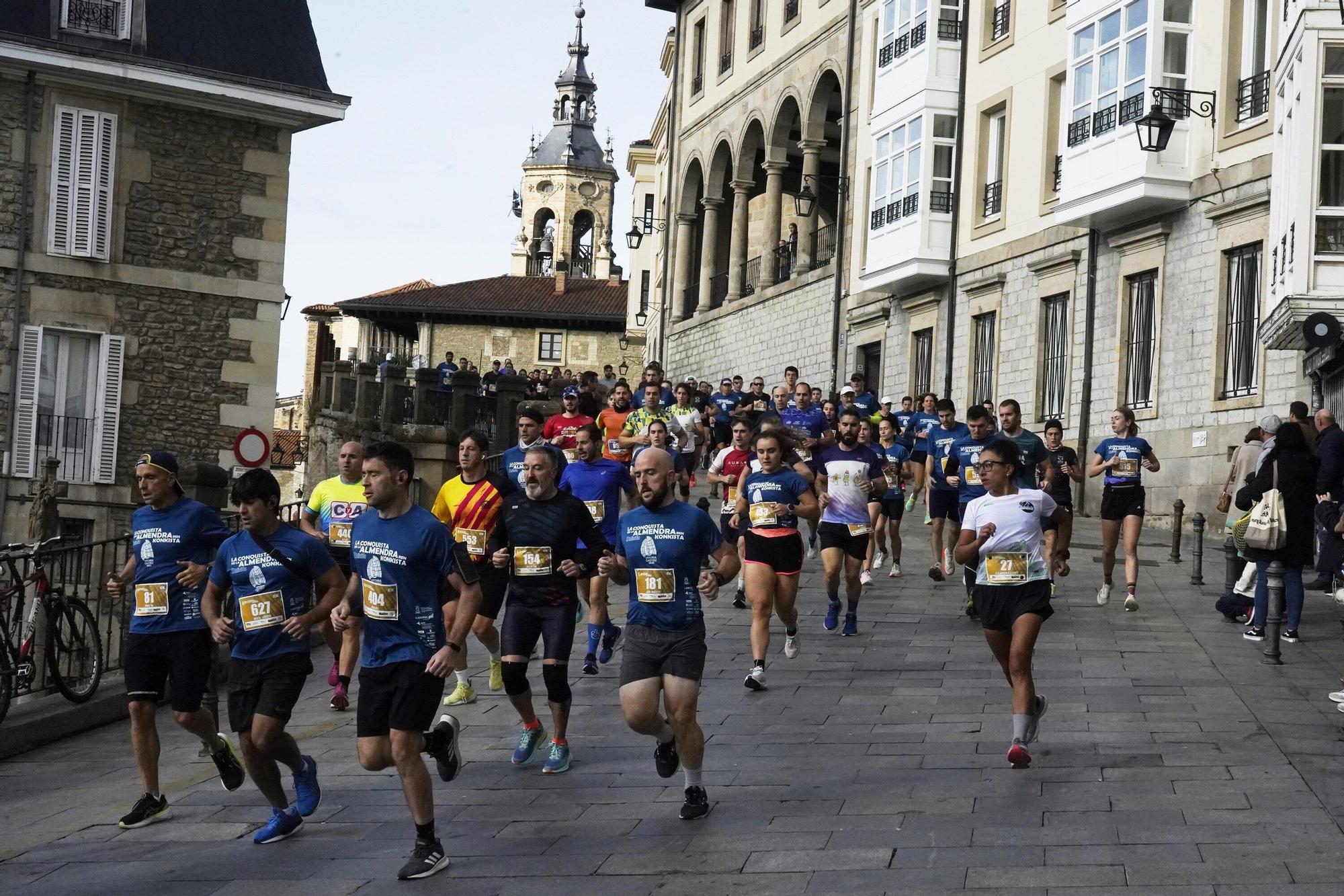 En imágenes: Miles de personas conquistan la Almendra de Gasteiz