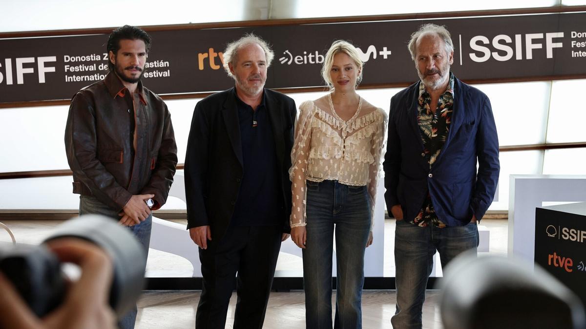 François Civil, Arnauld Desplechin, Nadia Tereszkiewicz e Hippolyte Girardot, en la presentación de &#039;Deux pianos&#039;.