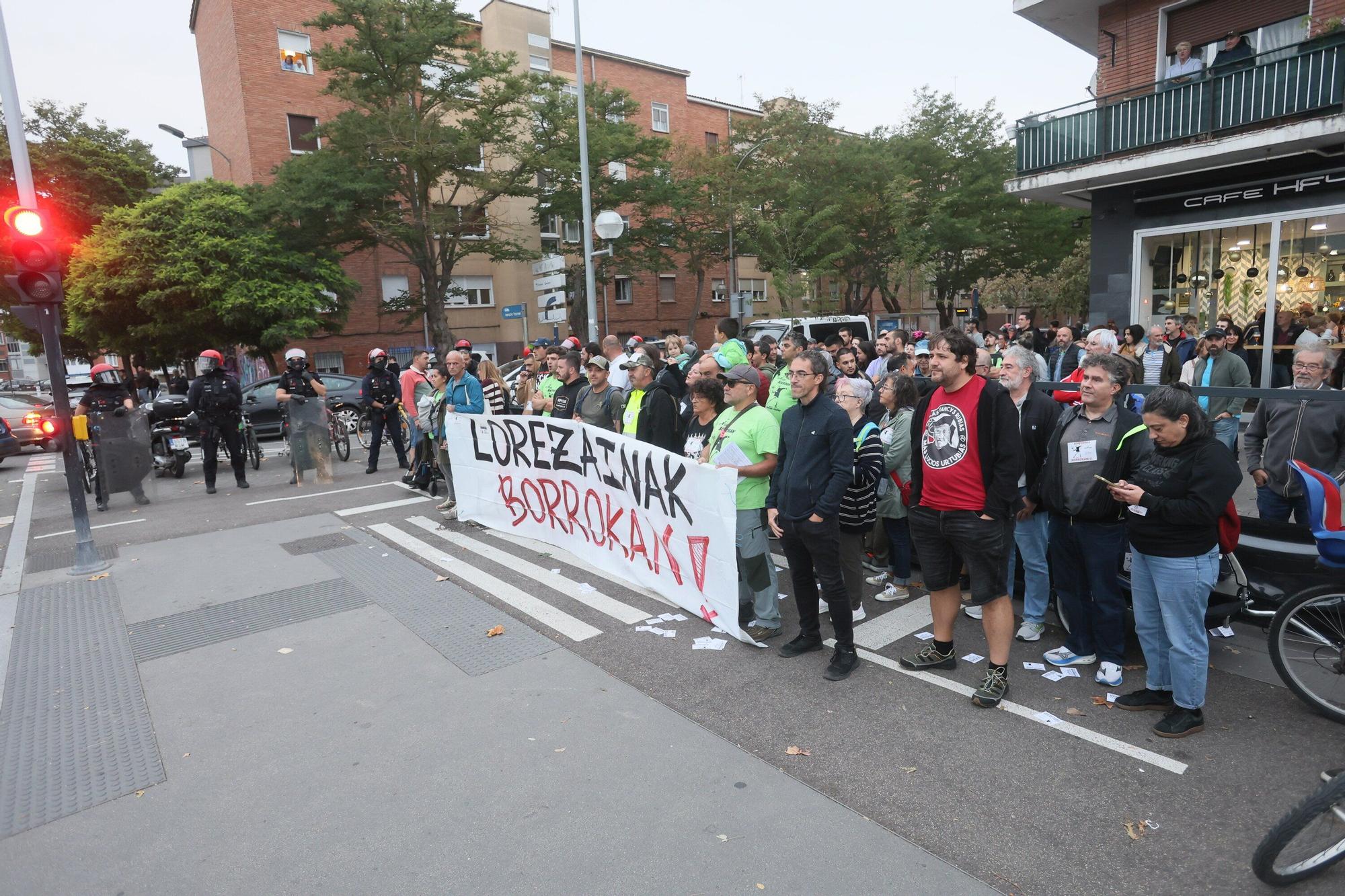 Manifestación de los jardineros de Vitoria en huelga en el entorno de Olarizu