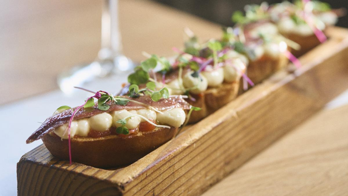 Anchoa Ortiz con Mantequeso de Tomate. Taberna PerretxiCo Anchoa Ortiz con Mantequeso de Tomate. Taberna PerretxiCo