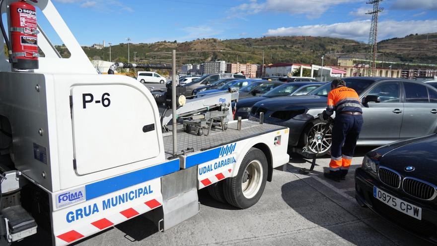 Las grúas retiran de las calles de Bilbao una media de 13 vehículos al día