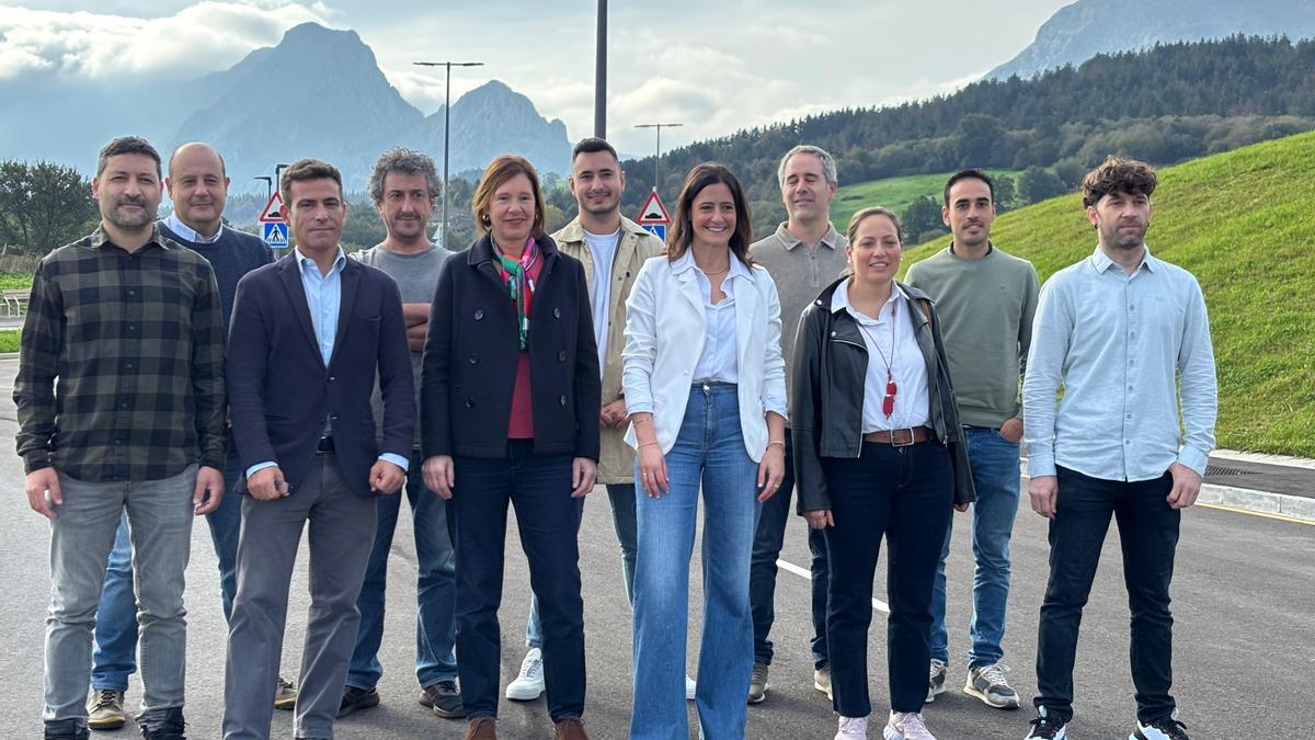 Responsables políticos y personal técnico acudieron ayer a la apertura del vial Hegoalde etorbidea.