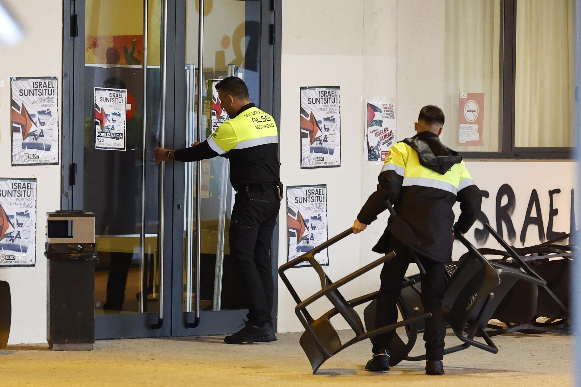 Queman y cruzan contenedores en los accesos de la EHU en Leioa