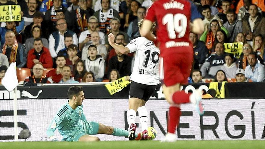Sergio Herrera arrebata el balón con el pie a Hugo Duro en la acción que casi le cuesta la roja.  | FOTO: CA OSASUNA