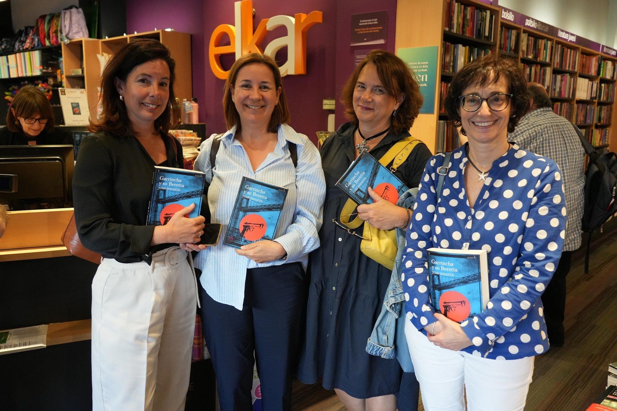 María Hoyos, Lucía Bilbao Goyoaga, Ana Ozaita y Ana Macho con los ejemplares recién dedicados de ‘Garrincha y su Beretta’.
