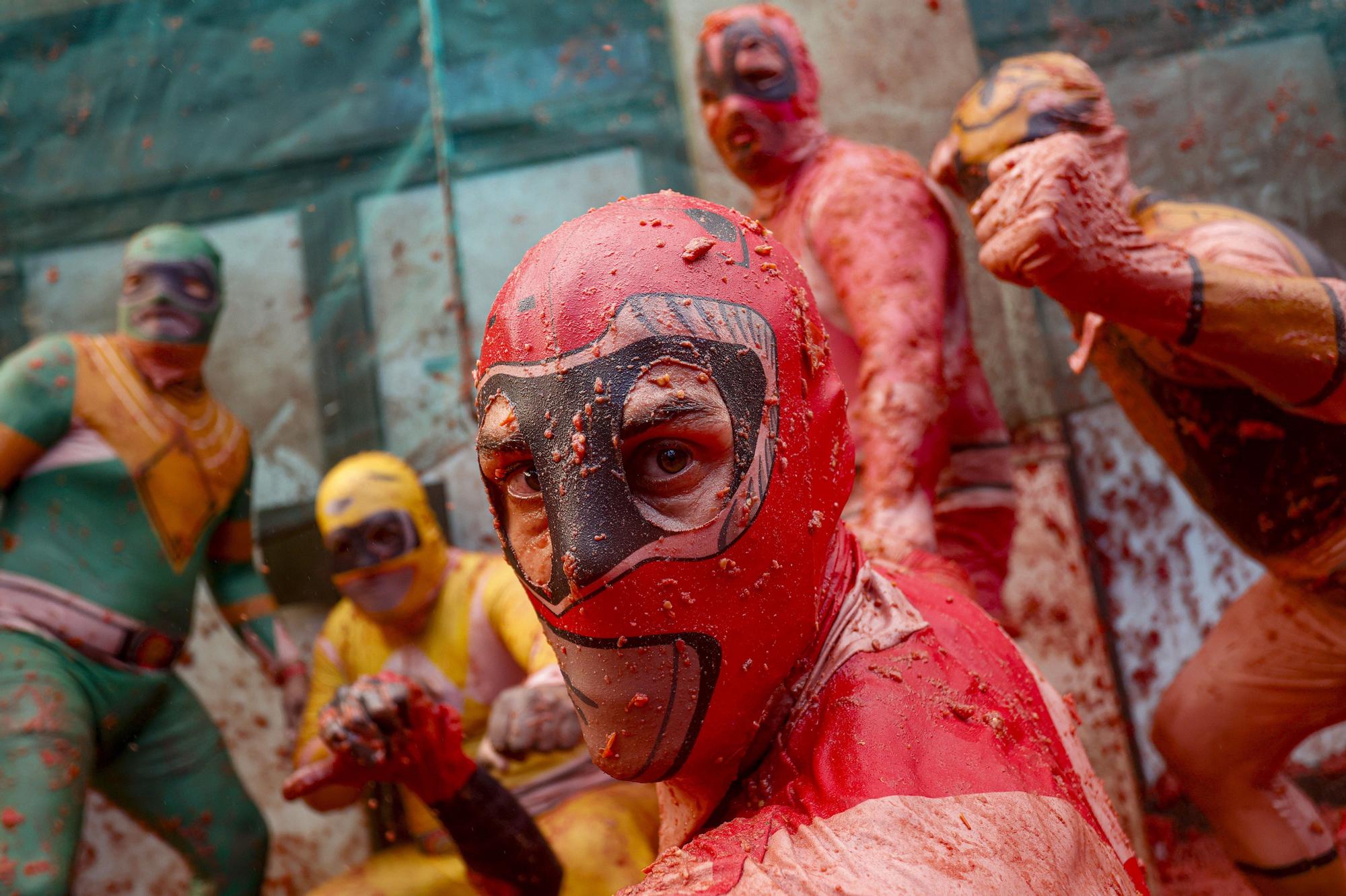 La Tomatina vuelve a teñir de rojo las calles de Buñol