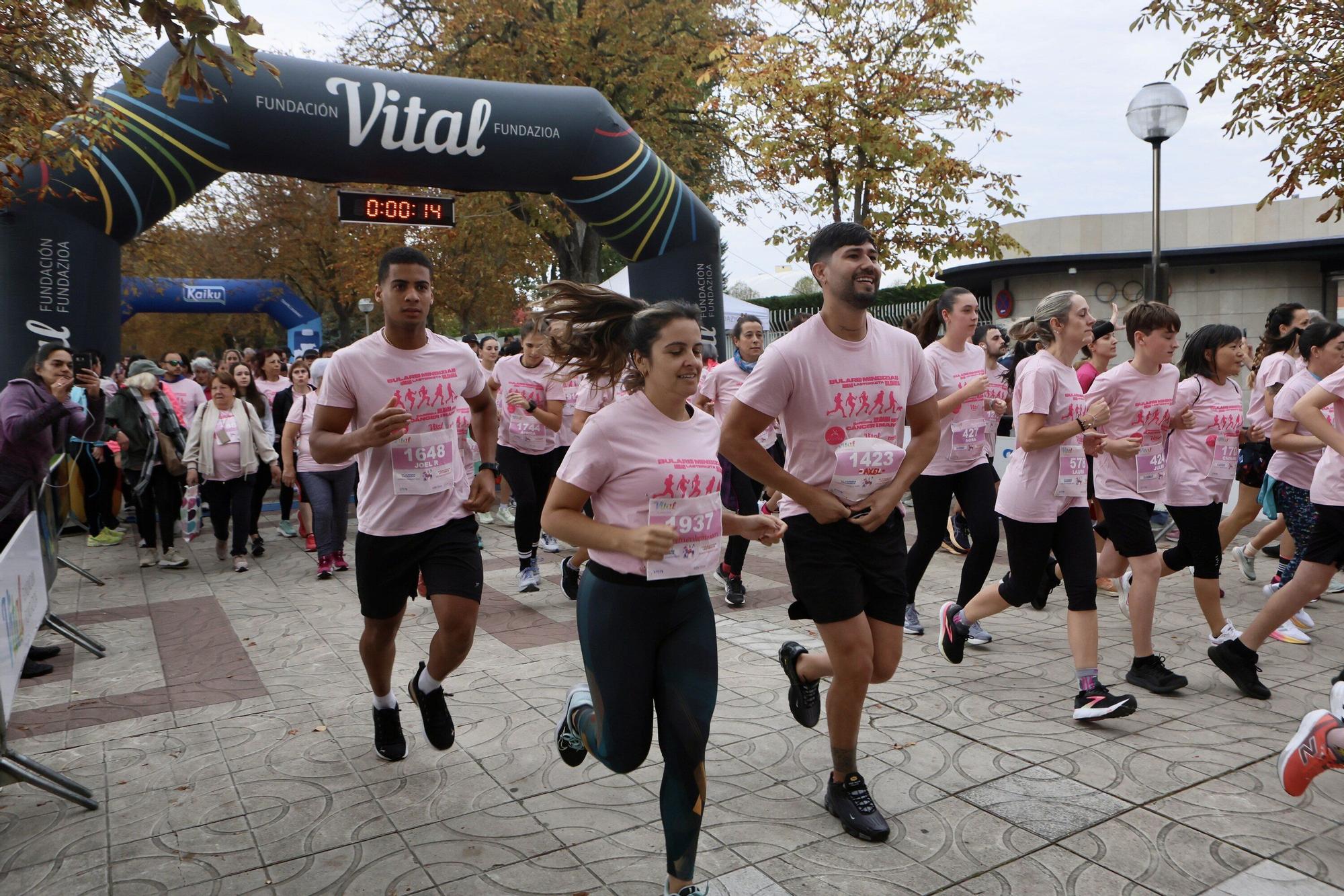 En imágenes: Vitoria se vuelca con la VI Carrera Solidaria contra el Cáncer de Mama