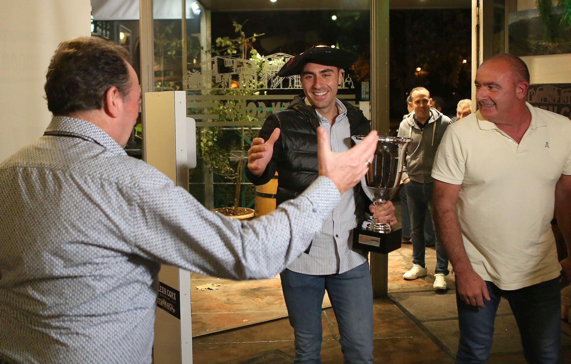 Fotos de la celebración de Peio Etxeberria tras lograr su primera txapela del Cuatro y Medio