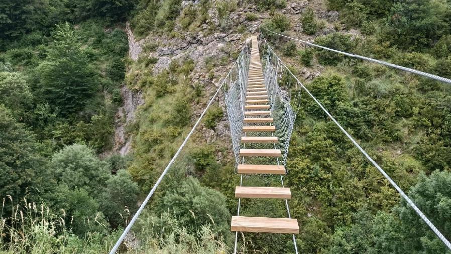 Vista del puente colgante sobre la carreta NA-2130, a 15 metros de altura y con buenas vistas del valle y río Binies.