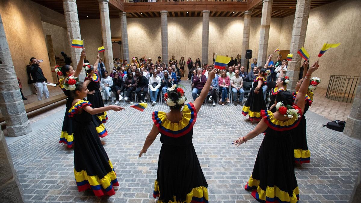Recepción a diferentes asociaciones culturales en un acto anterior en Condestable.