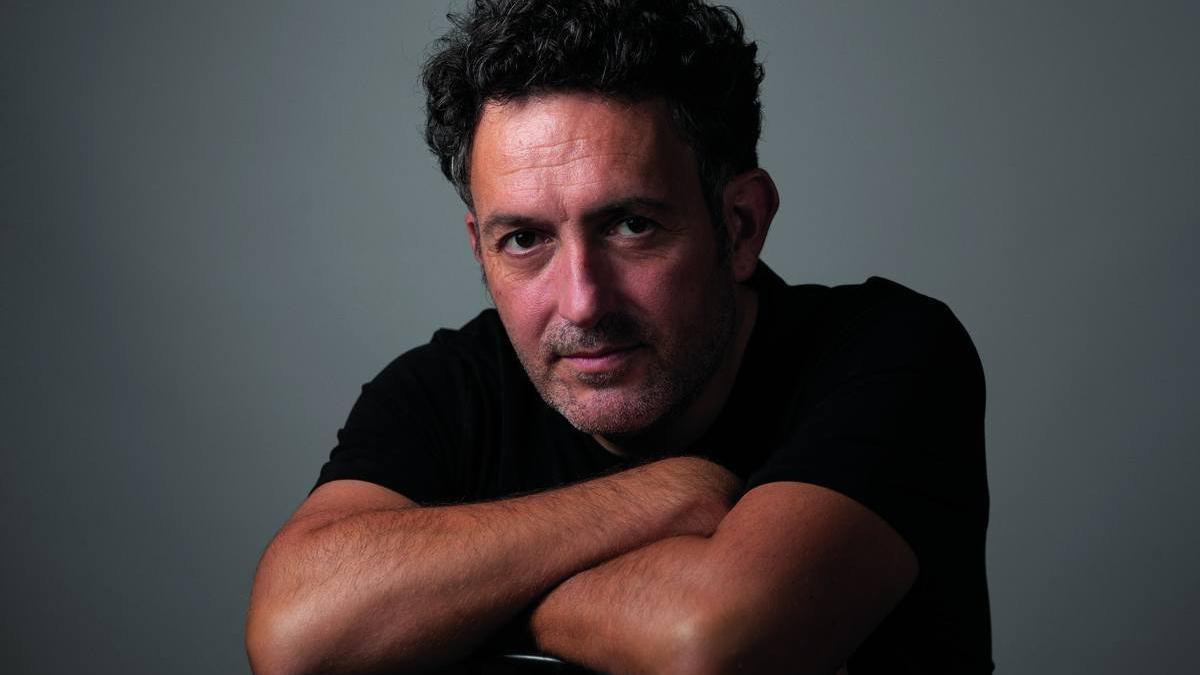 Mikel Santiago presenta su novela en la sala BBK este sábado