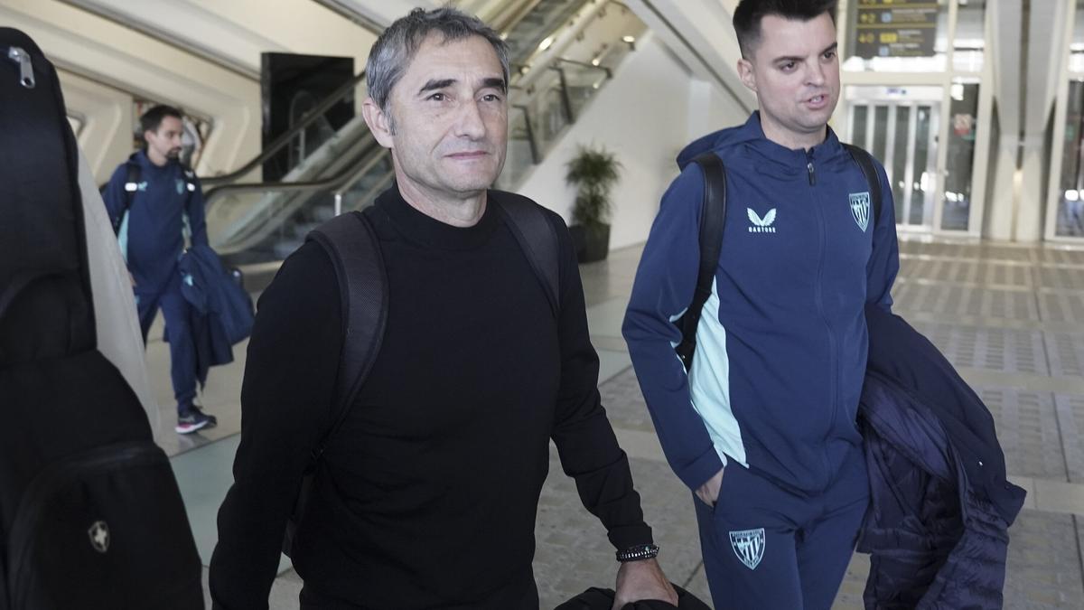 Ernesesto Valverde a su llega al Aeropuerto de Bilbao