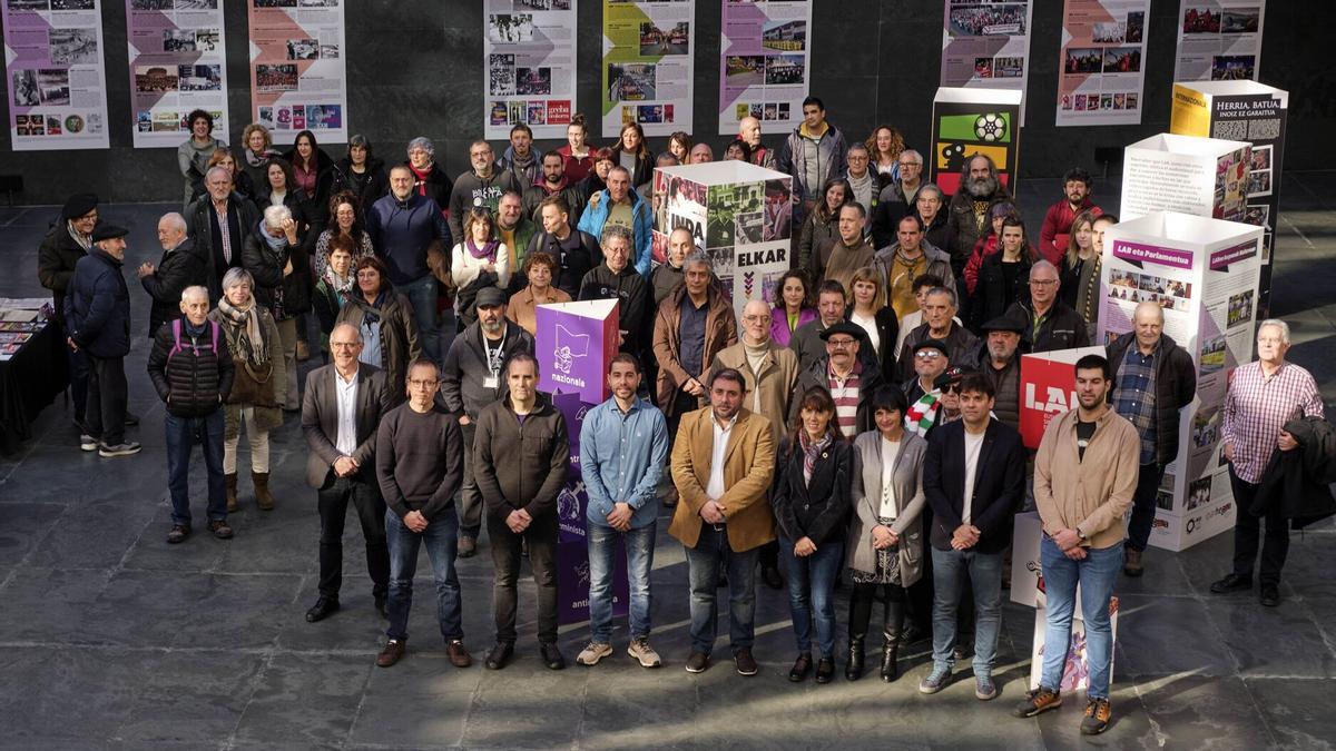 ´Todos los grupos parlamentarios menos UPN, PP y VOX en la exposición de LAB en el Parlamento