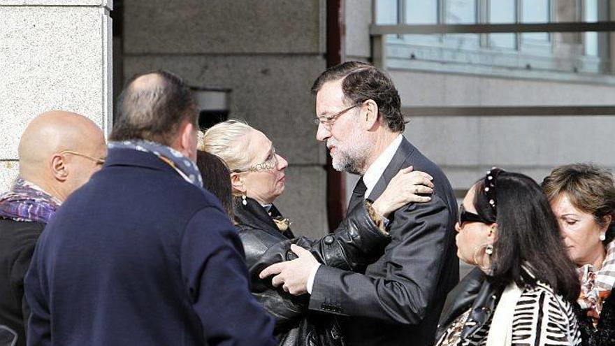 El presidente del Gobierno, Mariano Rajoy, recibe el pésame de familiares y amigos a su llegada al tanatorio