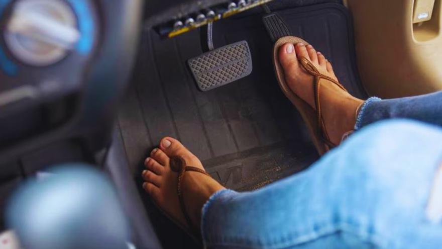 Cuidado con el calzado al conducir: la multa de la DGT que puede estropearte el verano