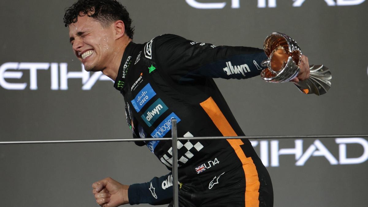 Lando Norris celebra su título de campeón de la Fórmula 1 en el podio de Abu Dhabi.