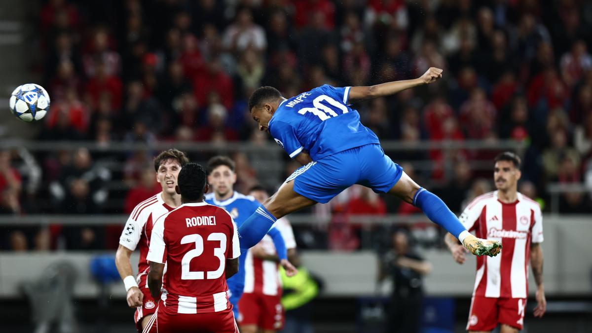 Instante en el que Mbappé marca de cabeza su segundo gol.