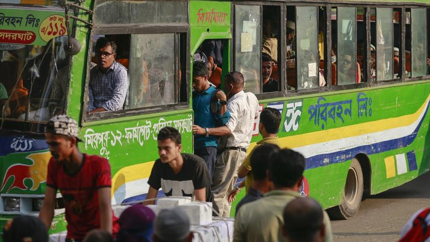 Al menos 17 muertos y 26 heridos tras caer un autobús a un estanque en Bangladesh
