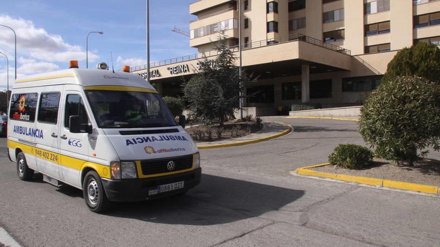 Una ambulancia sale del recinto del Hospital Reina Sofía.