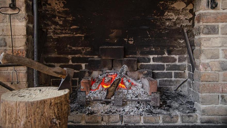 El desconocido truco de ‘La Ordenatriz’ para aprovechar la ceniza de la chimenea: ecológico, económico y eficaz