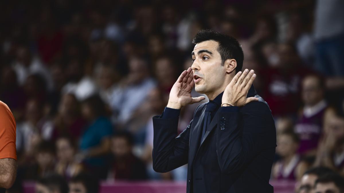 Gerard Encuentra, el técnico del Lleida, da indicaciones durante un partido